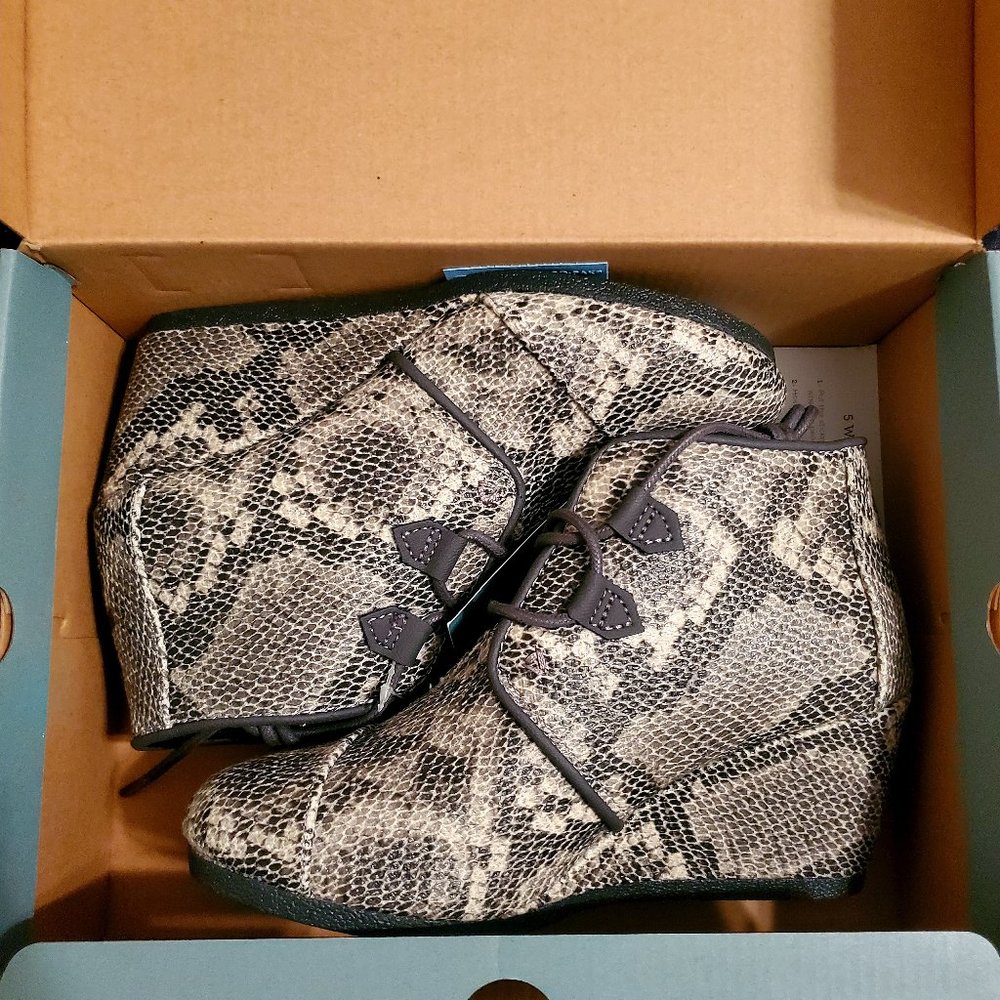 Nwb Faux Snakeskin Toms Wedge Size 7